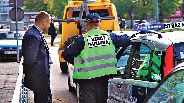 Jeśli wezwanie holownika doprowadziło do powstania kosztów, właściciel źle zaparkowanego auta musi pokryć koszty interwencji.