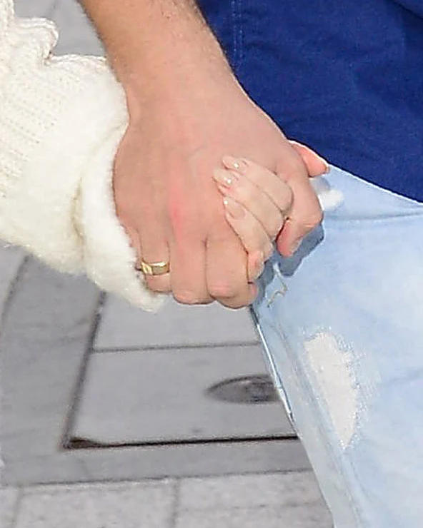 Na palcu Piotra można dostrzec obrączkę