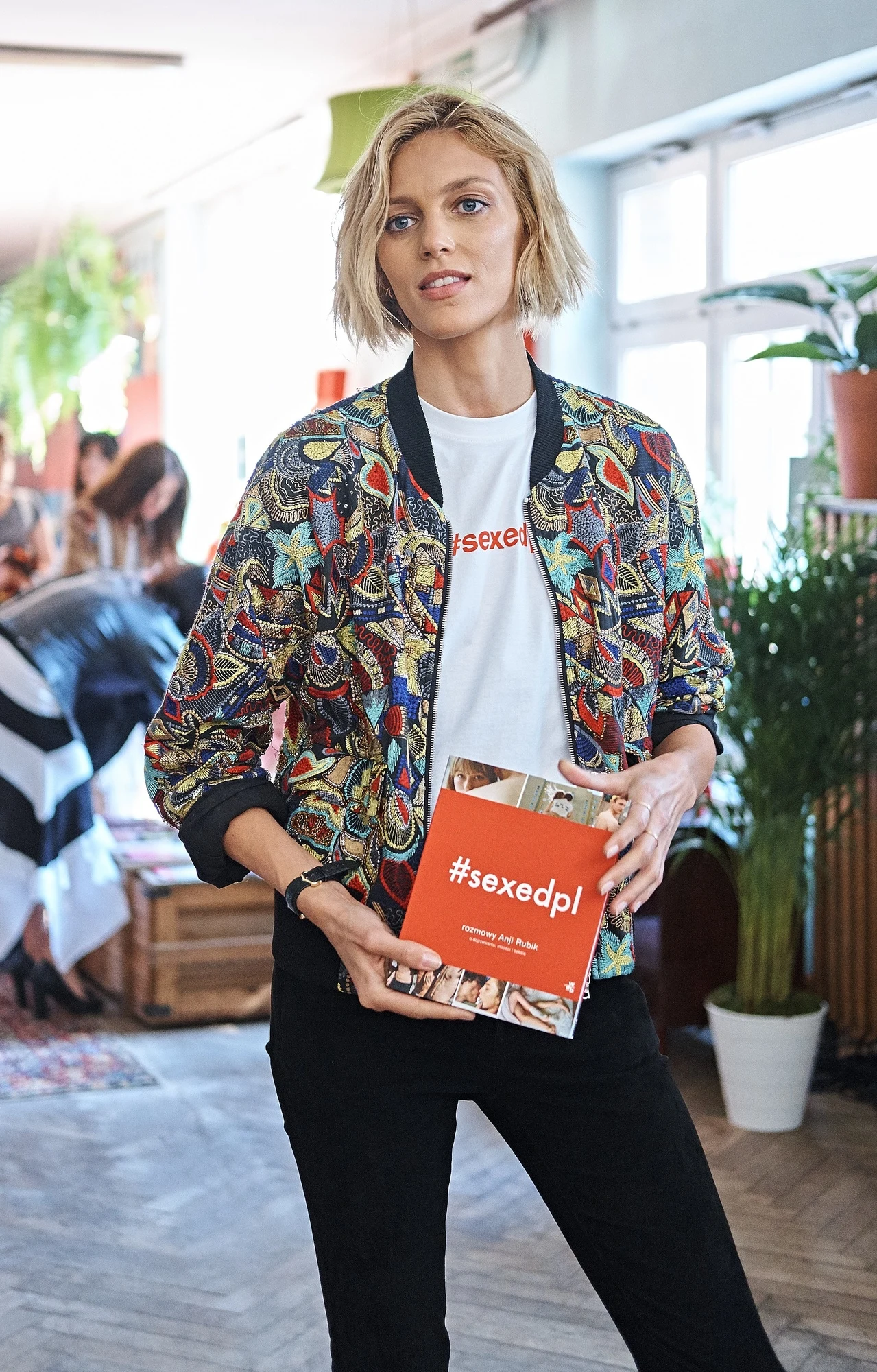 Anja Rubik z podręcznikiem Anja Rubik z podręcznikiem