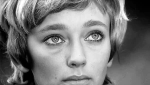 Jedną z trzech głównych ról w filmie "Dziewczyny do wzięcia" zagrała Ewa Szykulska