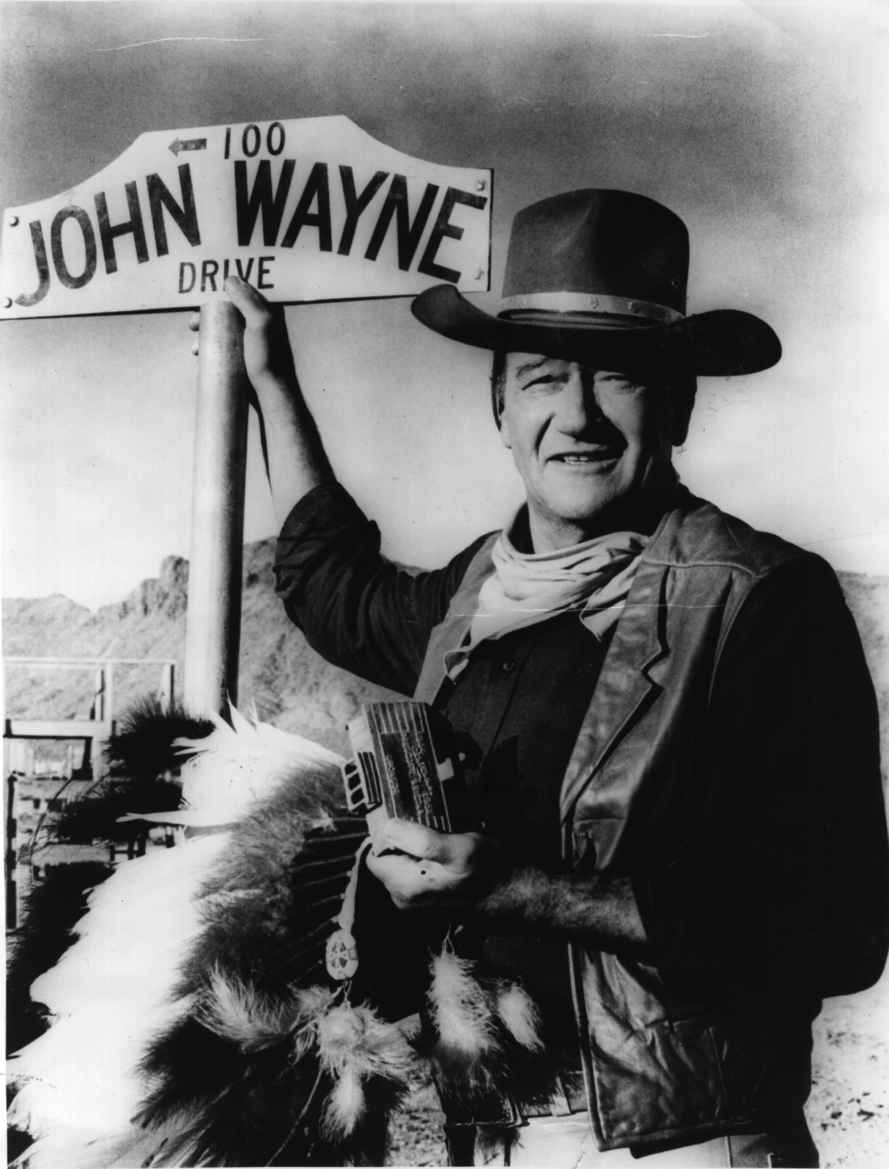 John Wayne, wzorcowy bohater westernów, zagrał w 157 filmach, z tego w 142 główne role John Wayne, wzorcowy bohater westernów, zagrał w 157 filmach, z tego w 142 główne role