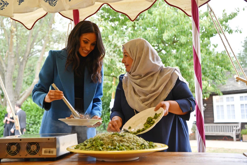 Meghan Markle z członkinią The Hubb Community Kitchen 