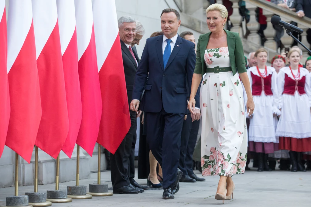 Cieliste czółenka na cienkim i wysokim obcasie najwyraźniej nie były wygodne