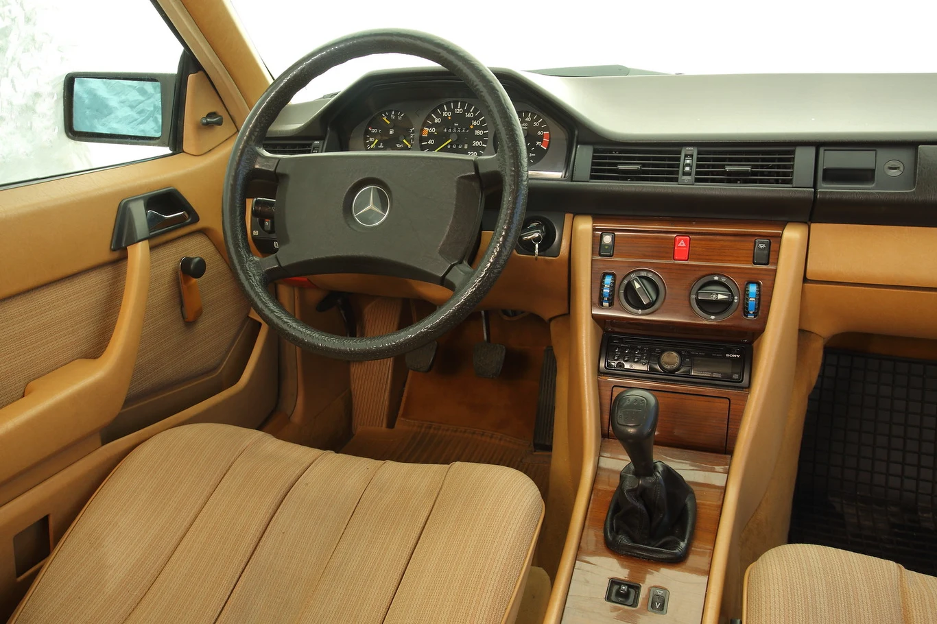 Oszczędna, elegancka i prosta w obsłudze tablica przyrządów to dla wielu kierowców ponadczasowy ideał. Manualne skrzynie biegów nie pracują zbyt precyzyjnie, co gorsza problemy mogą sprawiać wodziki.