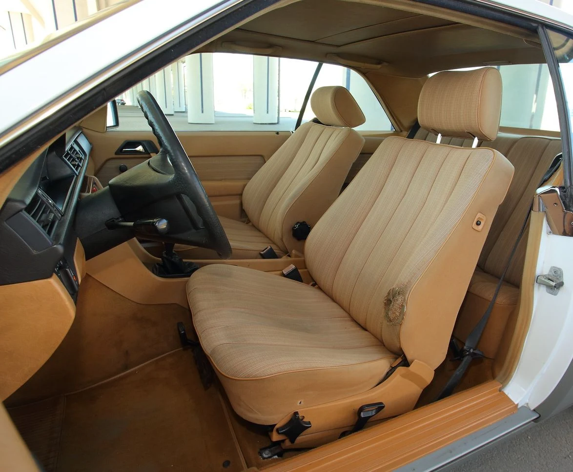 Żeby przetrzeć tapicerkę tych foteli, trzeba się postarać. Są bardzo wygodne, wypełniono je trawą morską.