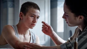 Nicolas Przygoda i Sonia MIetielica w scenie z "Wilkołaka"