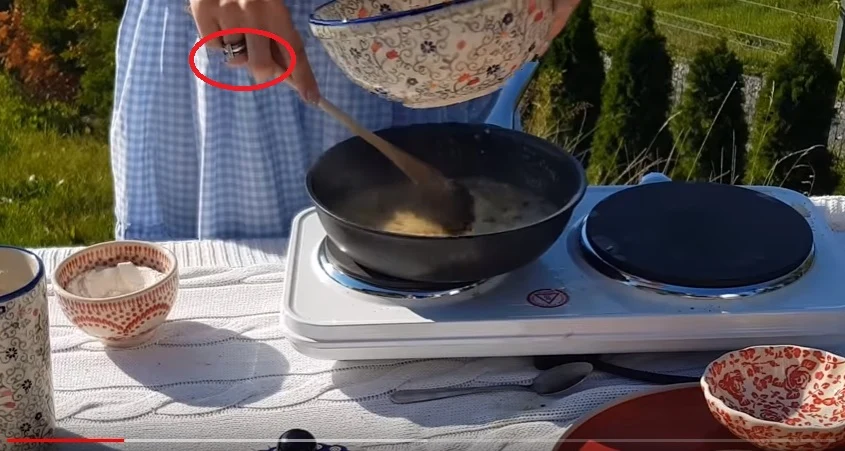 Justyna Żyła wciąż nosi obrączkę. Tu w swoim programie kulinarnym na YouTube Justyna Żyła wciąż nosi obrączkę. Tu w swoim programie kulinarnym na YouTube