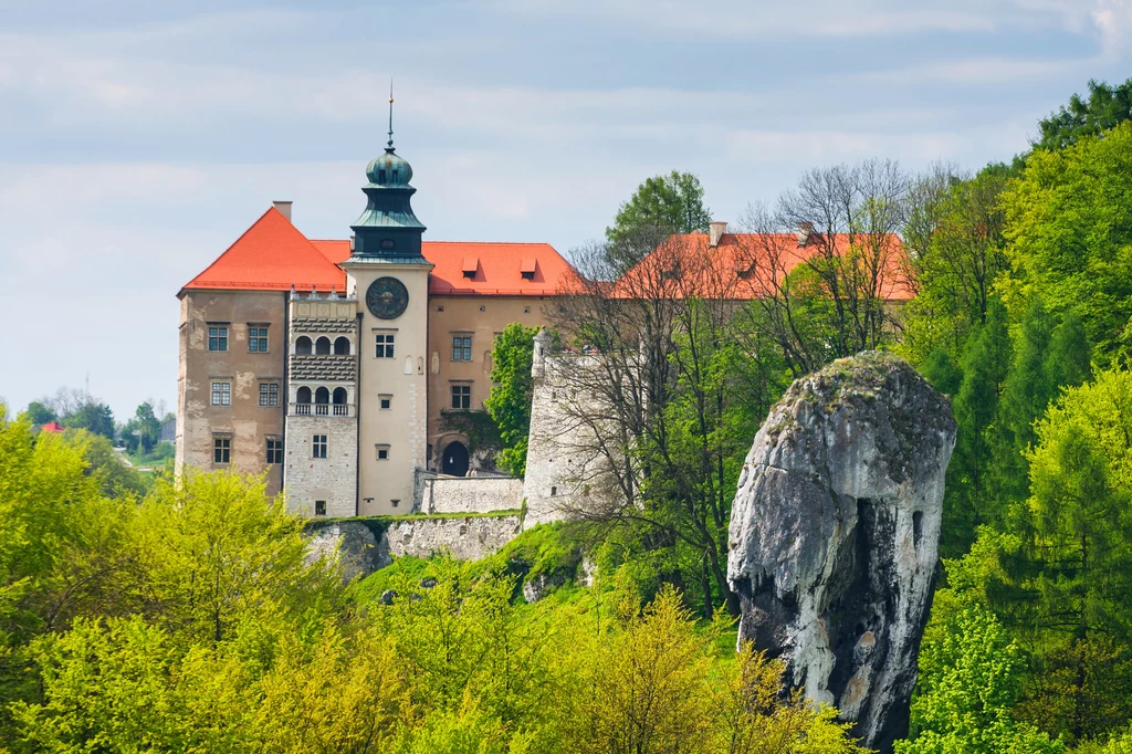 Pieskowa Skała to jedno z miejsc wartych odwiedzin podczas pobytu na Wyżynie Krakowsko-Częstochowskiej