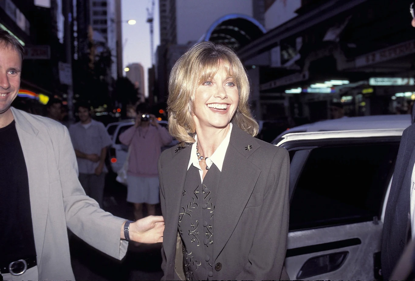 Głośno o piosenkarce zrobiło się w 2005 roku po tym, jak jej ówczesny partner Patrick McDermott zaginął u wybrzeży Kalifornii, gdzie wybrał się na połów ryb. Ciała mężczyzny nie odnaleziono. W późniejszych latach w mediach pojawiły się spekulacje, że Patrick McDermott upozorował swoją śmierć ze względu na długi. W 2007 roku tabloidy poinformowały, że córka wokalistki Chloe zmaga się z anoreksją. Rok później Newton-John wzięła sekretny ślub z Johnem Easterlingiem.