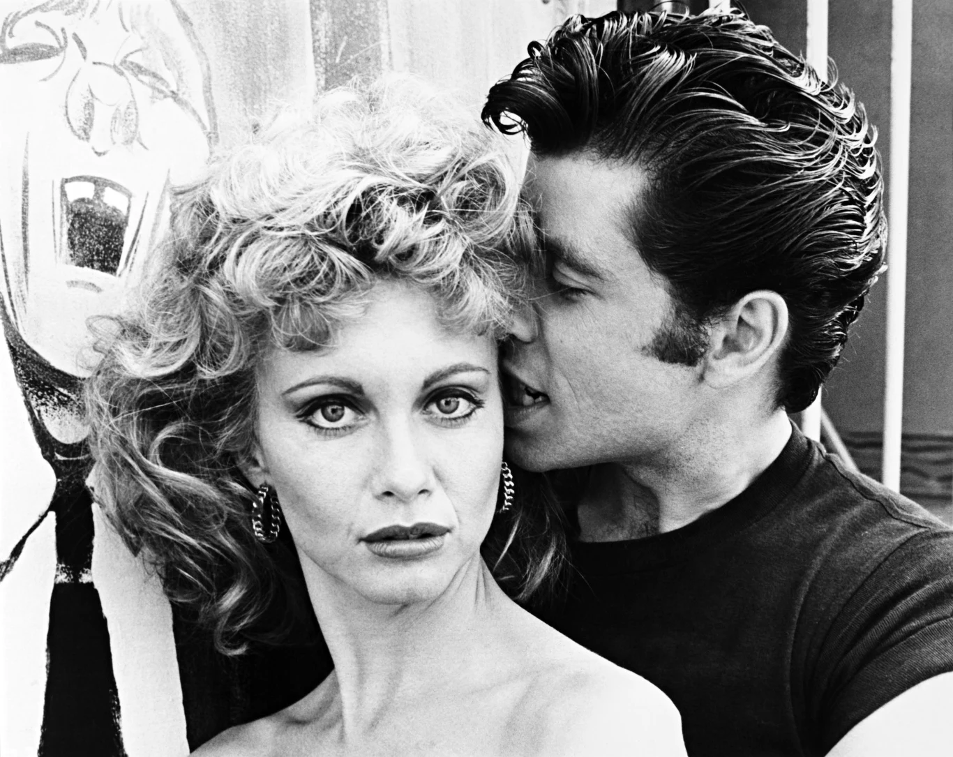 Być może Olivia Newton-John znana jest przede wszystkim z roli u boku Johna Travolty w musicalu "Grease", ale nie sposób nie wspomnieć, że jako piosenkarka osiągnęła nieprawdopodobny sukces, sprzedając na całym świecie ponad 100 milionów kopii płyt i singli. Olivia Newton-John urodziła się 26 września 1948 roku w Cambridge. Jej matka pochodziła z Niemiec, z których uciekła wraz z rodziną. W trakcie II wojny światowej ojciec przyszłej gwiazdy, Brian Newton-John, był oficerem MI6 i brał udział w pracach nad Enigmą oraz aresztował Rudolfa Hessa. W 1954 roku Olivia wyemigrowała wraz z rodziną do Australii, gdzie jej ojciec został profesorem języka niemieckiego na uniwersytecie w Melbourne. Już jako nastolatka występowała w kafejkach tego miasta. Po powrocie do Anglii w 1974 roku brała udział w konkursie Eurowizji, gdzie zajęła czwarte miejsce (wygrała wówczas ABBA z "Waterloo"). Następnie wyjechała do Stanów Zjednoczonych, gdzie prowadziła własny program w telewizji ABC.