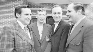 Jack McKinney (drugi z prawej)