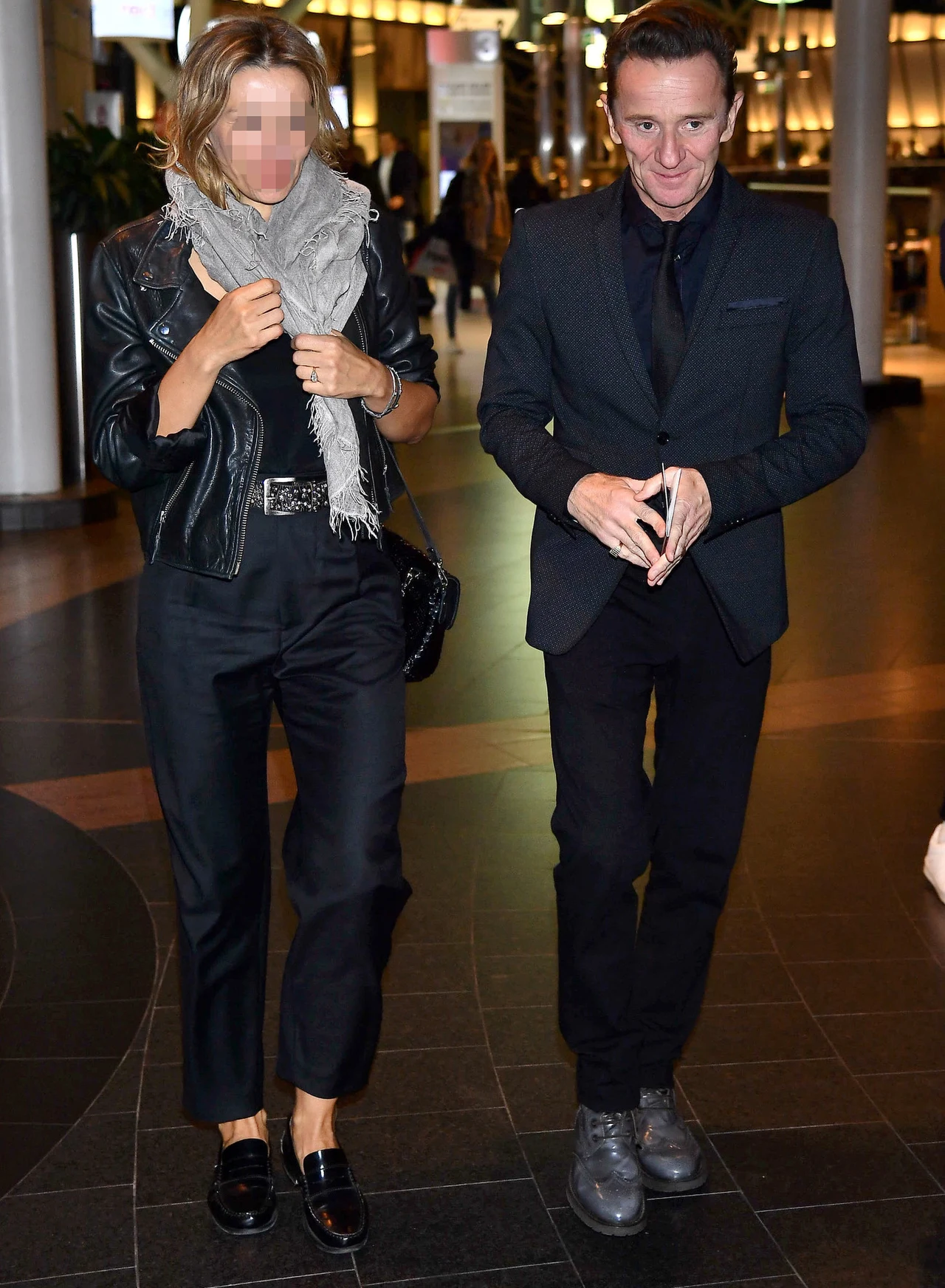 Paweł Wilczak z tajemniczą kobietą na premierze filmu "Kler" 