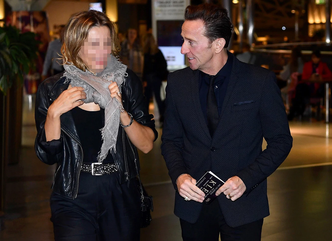 Paweł Wilczak z tajemniczą kobietą Paweł Wilczak z tajemniczą kobietą