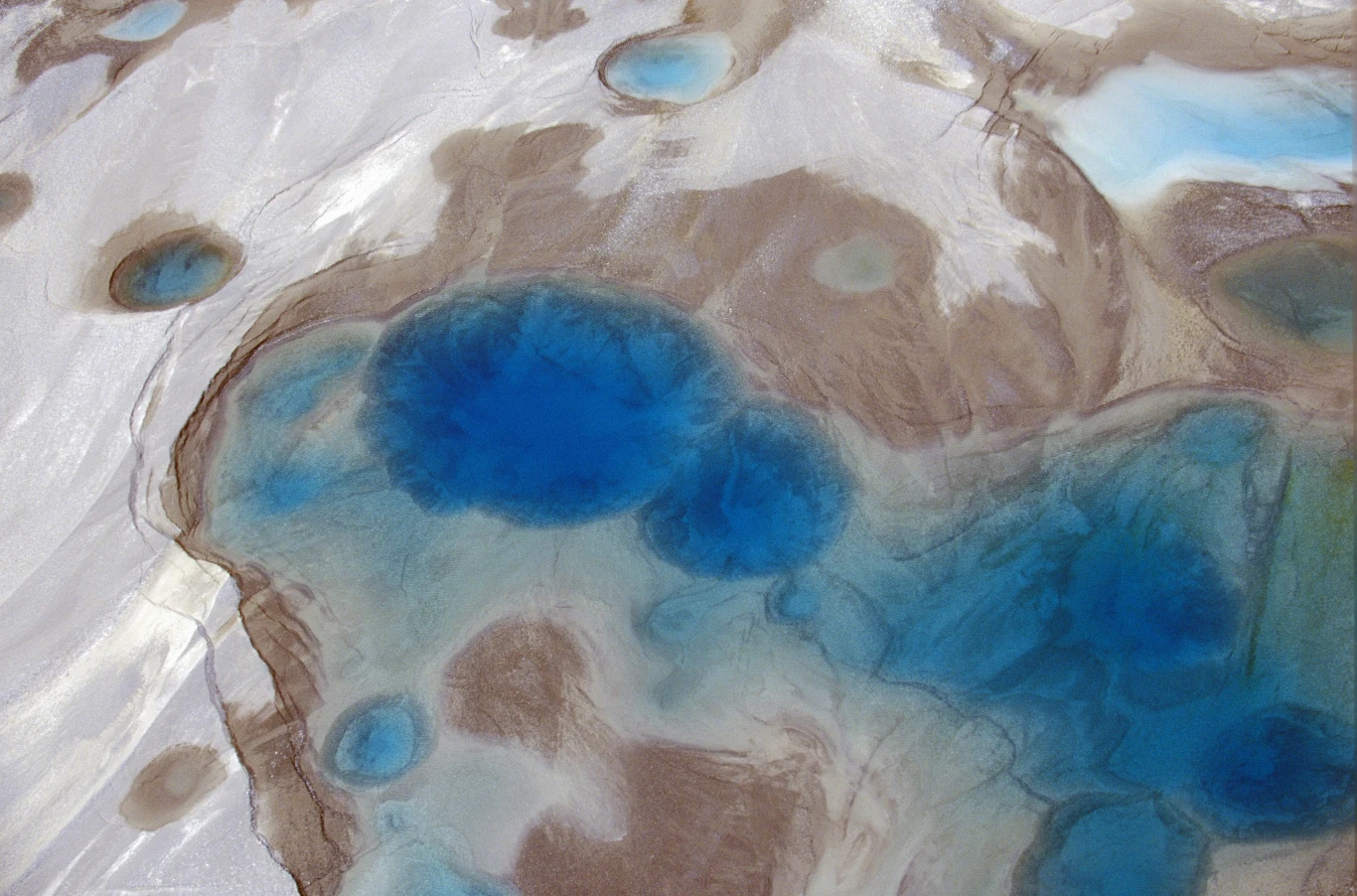 Globalne ocieplenie przyczynia się między innymi do topnienia lodowców Alaski i uwalniania gazów cieplarnianych spod wiecznej zmarzliny. Globalne ocieplenie przyczynia się między innymi do topnienia lodowców Alaski i uwalniania gazów cieplarnianych spod wiecznej zmarzliny.