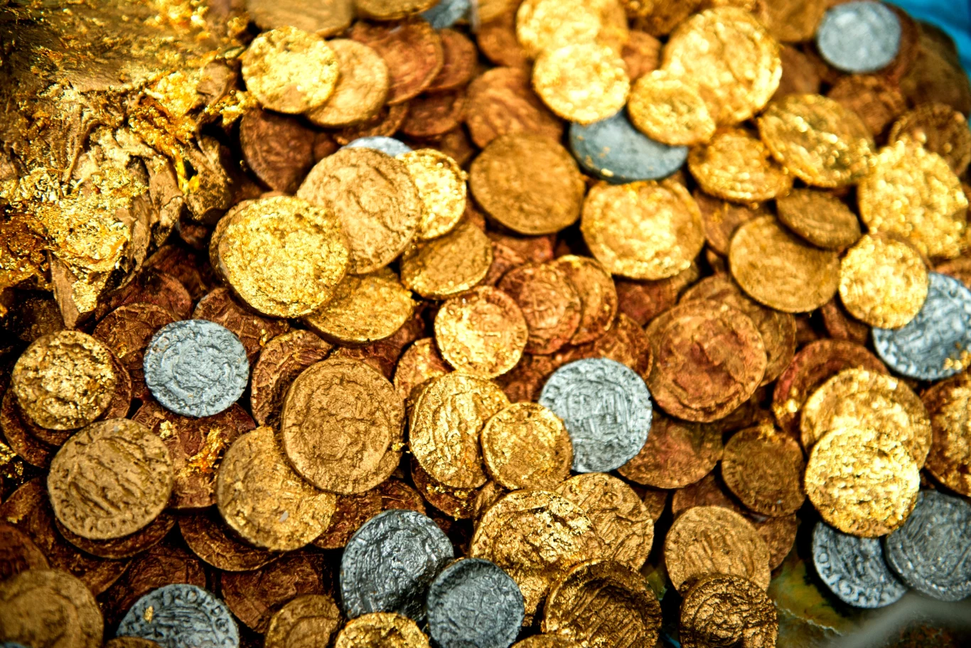 Kobieta wybrała się na spacer. Przypadkiem natknęła się na skarb ze średniowiecza. Zdj. ilustracyjne. article cover