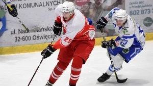 Hokeista Unii Oświęcim Jakub Saur (P) i Patryk Pelarczyk (L) z Kadry PZHL 