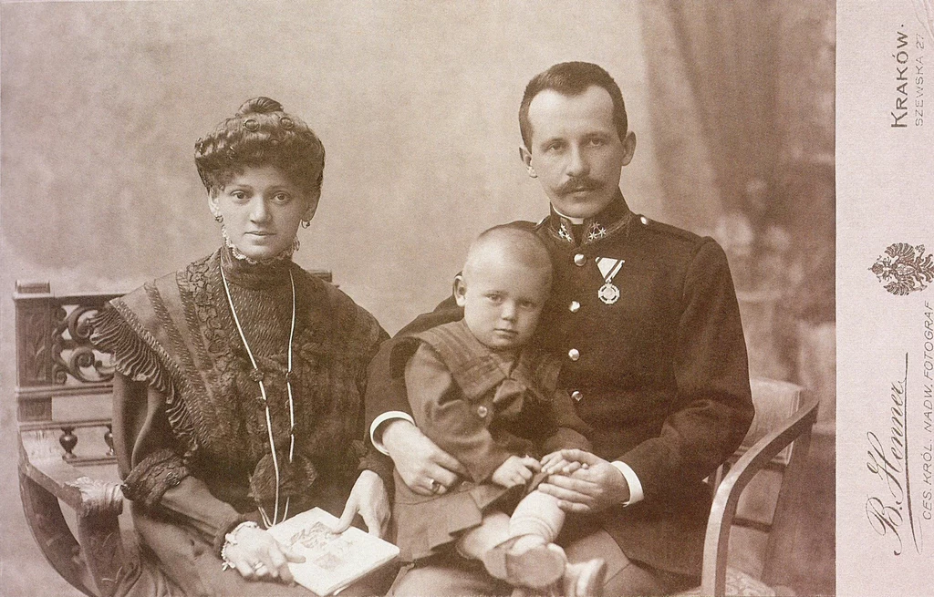 Malutki Karol Wojtyła z rodzicami