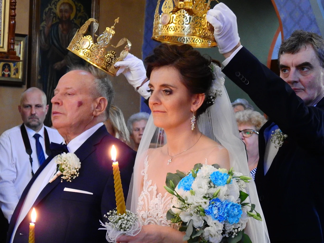 Właśnie ukazały się oficjalne zdjęcia ze ślubu 72-letniego Mikołaja z "Rolnik szuka żony 4" oraz młodszej od niego o ponad 30 lat Marty. Panna młoda wygląda na nich przepięknie, a Mikołaj sprawia wrażenie bardzo szczęśliwego i dumnego. Właśnie ukazały się oficjalne zdjęcia ze ślubu 72-letniego Mikołaja z "Rolnik szuka żony 4" oraz młodszej od niego o ponad 30 lat Marty. Panna młoda wygląda na nich przepięknie, a Mikołaj sprawia wrażenie bardzo szczęśliwego i dumnego.