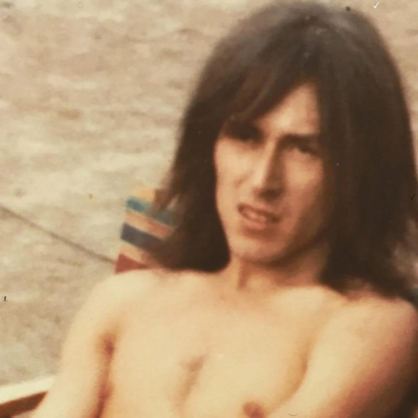 Ojcem aktorki był Peter Watts - menedżer zespołu Pink Floyd. Małżeństwo rodziców Naomi Watts rozpadło się, kiedy przyszła aktorka miała 4 lata; jej ojciec zmarł cztery lata później w wyniku przedawkowania heroiny. Jego śmiech usłyszeć możemy w piosence Pink Floyd "Brain Damage" z albumu "Dark Side of the Moon".