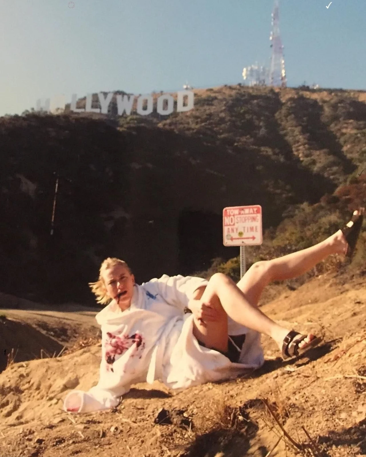 To właśnie dzięki znajomościom Nicole Kidman Watts zdecydowała się na przenosiny do USA i spróbowanie szczęścia w Hollywood. Jej kariera nie od razu nabrała rozpędu; nie wszyscy wiedzą, że głos aktorki usłyszeć można w familijnej produkcji "Babe – świnka z klasą". Watts zaliczyła również wiele niepowodzeń - starając się o rolę w filmie "Poznaj moją rodzinkę", usłyszała, że jest "za mało seksowna".