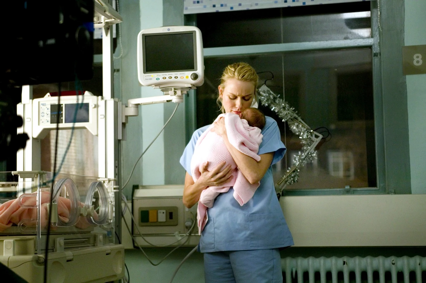 Naomi Watts ma dwójkę dzieci ze związku z aktorem Lievem Schreiberem. Po raz pierwszy została matką w wieku 38 lat, kolejne dziecko urodziła dwa lata później. W 2016 roku aktorka rozstała się ze swym partnerem po 11 spędzonych razem latach.