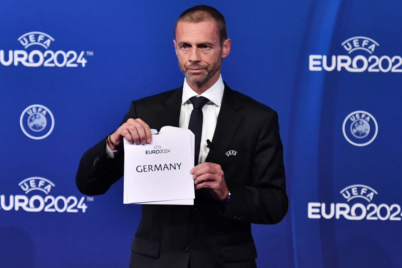 Szef UEFA Aleksander Ceferin pokazuje, kto wygrał walkę o organizację Euro 2024 Szef UEFA Aleksander Ceferin pokazuje, kto wygrał walkę o organizację Euro 2024