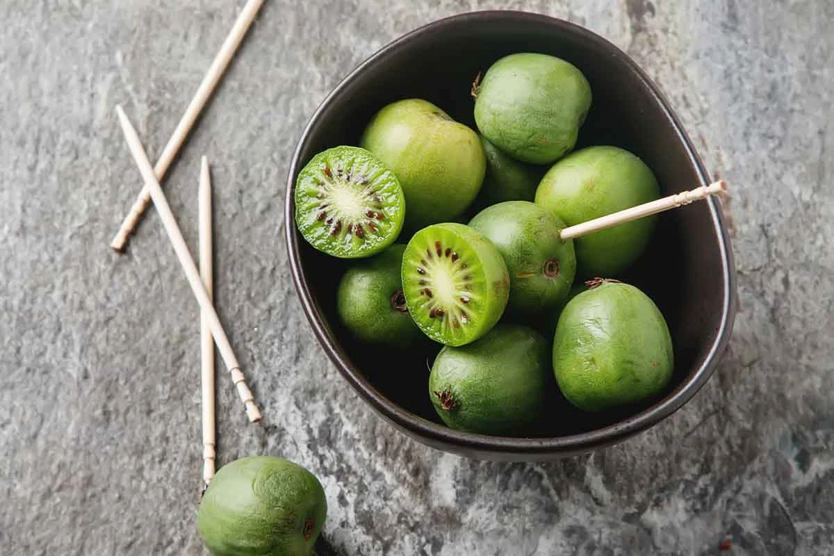 Mini kiwi. Ten owoc jest mało znany, ale ma pełno witamin. Szukaj go w sklepach