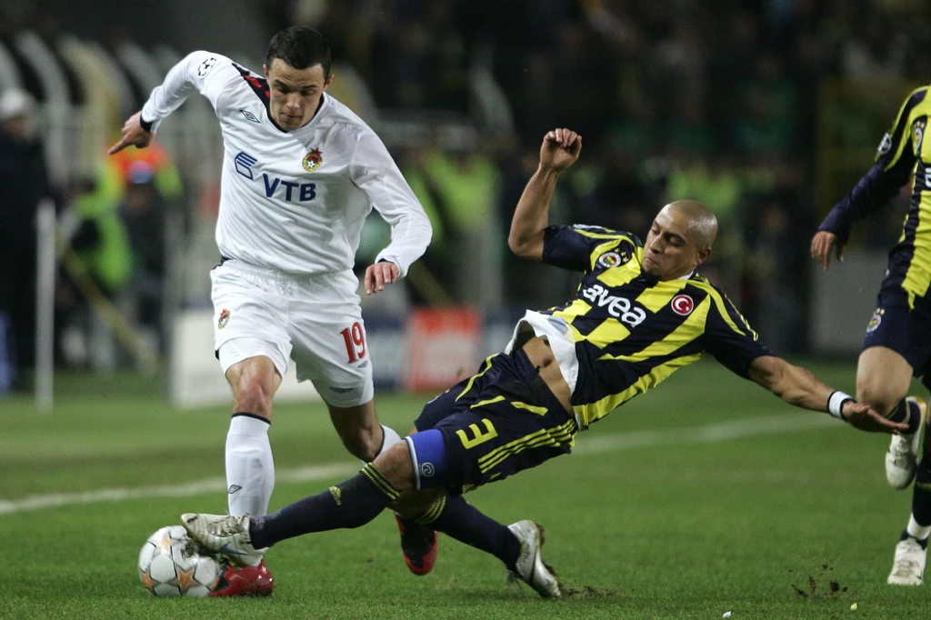 Grudzień 2007, faza grupowa Ligi Mistrzów. Janczyk w barwach CSKA mija Roberto Carlosa z Fenerbahce