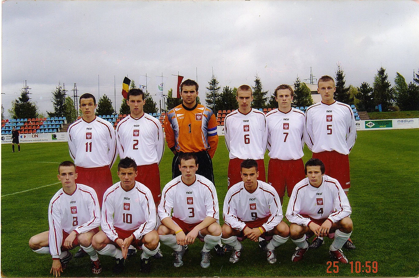 Przed meczem reprezentacji młodzieżowej. Dawid Janczyk w górnym rzędzie, pierwszy z lewej Przed meczem reprezentacji młodzieżowej. Dawid Janczyk w górnym rzędzie, pierwszy z lewej