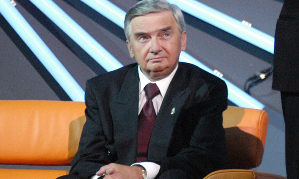 Tadeusz Sznuk bywa zdziwiony odpowiedziami uczestnika teleturnieju "Jeden z Dziesięciu" Tadeusz Sznuk bywa zdziwiony odpowiedziami uczestnika teleturnieju "Jeden z Dziesięciu"