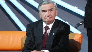 Tadeusz Sznuk bywa zdziwiony odpowiedziami uczestników teleturnieju "Jeden z Dziesięciu"