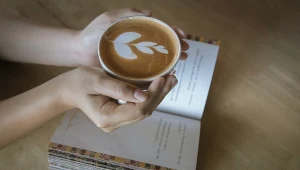 Kawa w nadmiarze szkodzi. Jakie objawy mogą się pojawić po spożyciu większej ilości kofeiny?