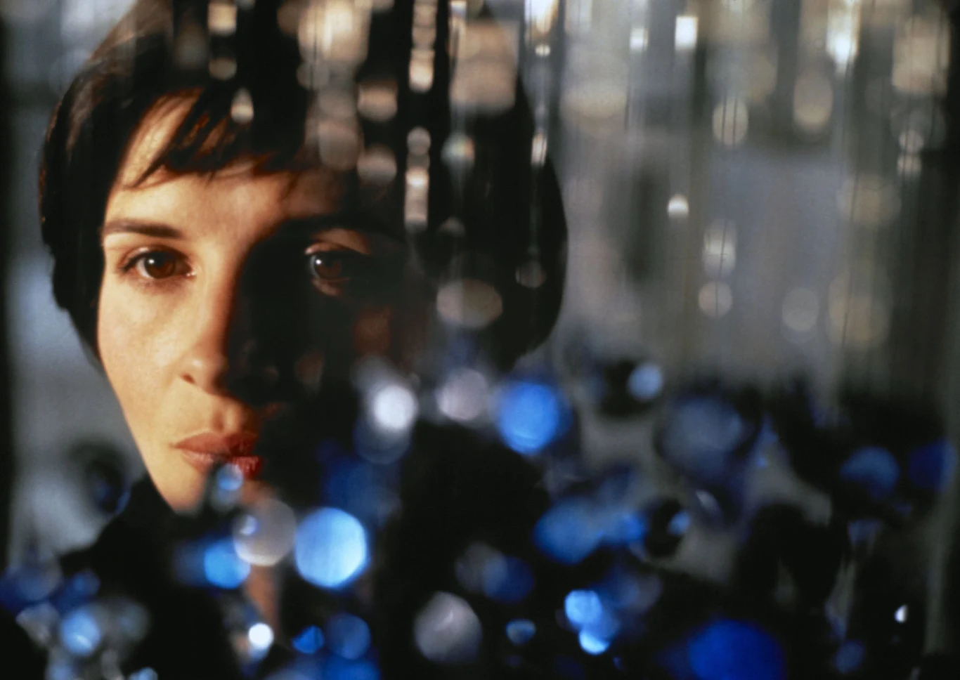W poniedziałek, 1 października 2018, mija dokładnie 25 lat od polskiej premiery filmu Krzysztofa Kieślowskiego "Trzy kolory: Niebieski".

Była to pierwsza część tryptyku, na pomysł którego Kieślowski wpadł po zakończeniu prac nad "Dekalogiem". Tytułowe trzy kolory nawiązują do barw francuskiej flagi i haseł Wielkiej Rewolucji Francuskiej: Wolność, Równość, Braterstwo.