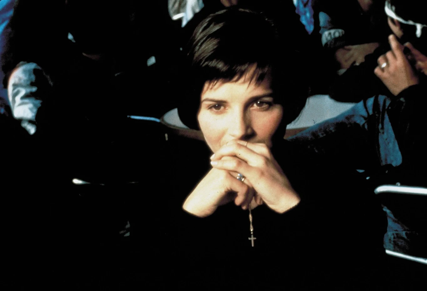 "Niebieski" okazał się filmowym wydarzeniem. Obsypano go nagrodami na festiwalu w Wenecji: Złoty Lew dla najlepszego filmu, nagroda dla najlepszej aktorki (Juliette Binoche) i za zdjęcia (Sławomir Idziak). Otrzymał ponadto trzy Cezary (dla najlepszej aktorki, za dźwięk i montaż). Krytycy zgodnie podkreślali niezwykłą urodę filmu, bardzo malarskiego, nastrojowego, którego piękno - jak pisano - było chwilami aż nazbyt intensywne. Wiele pochwał zebrała również występująca w głównej roli Juliette Binoche, jedna z najpopularniejszych i najciekawszych francuskich aktorek.