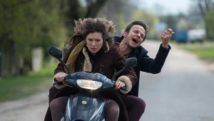 Bartłomiej Topa w scenie z "Dziury w głowie"