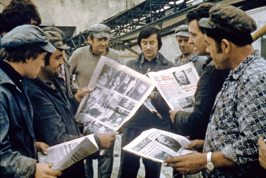 Kraków, październik 1978. Pracownicy zakładów Solvay czytają doniesienia o wyborze Wojtyły na papieża