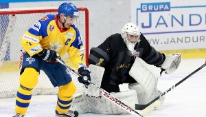 Hokeista TatrySki Podhale Nowy Targ Jarosław Różański (L) i bramkarz Michael Łuba (P) z Comarch Cracovii