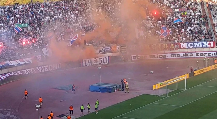 Kibice Hajduka Split podczas derbów Chorwacji z Dinamem Zagrzeb. Kibice Hajduka Split podczas derbów Chorwacji z Dinamem Zagrzeb.