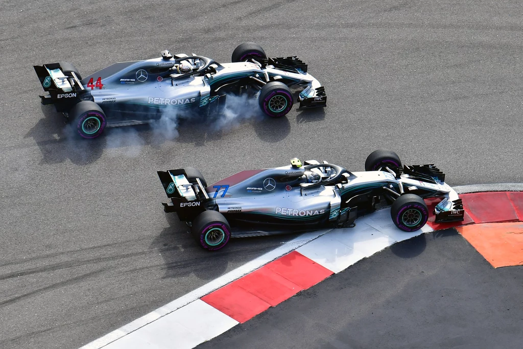 Valtteri Bottas i  Lewis Hamilton podczas wyścigu w Soczi