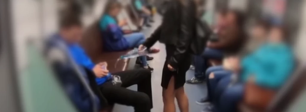 "Niech każdy widzi, jaka część ciała odpowiada za manspreading" mówi Rosjanka