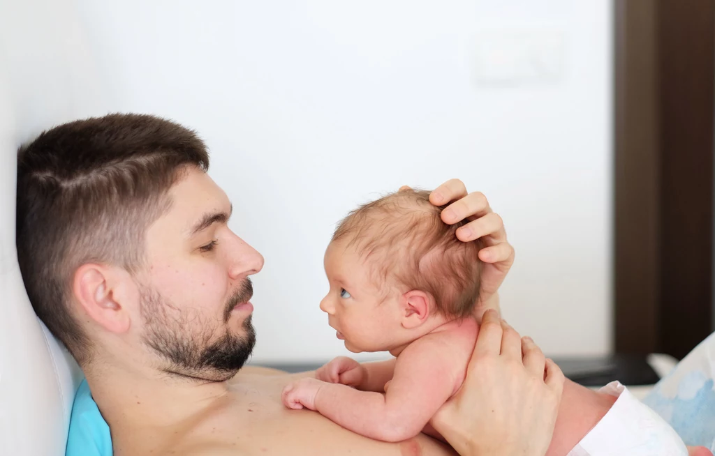  Mały człowiek od pierwszych chwil po porodzie informuje o swoich potrzebach, stresie czy poczuciu komfortu 