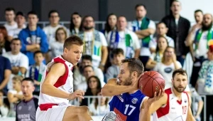 Zawodnik Anwilu Włocławek Vladimir Mihailović (z prawej) i Tomasz Śnieg z Polskiego Cukru Toruń podczas meczu o Superpuchar Polski