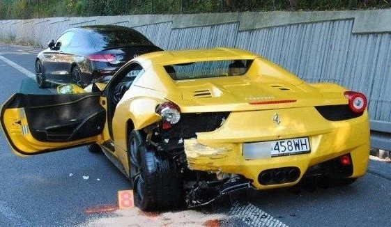 Kierowca ferrari miał dużo szcześcia
