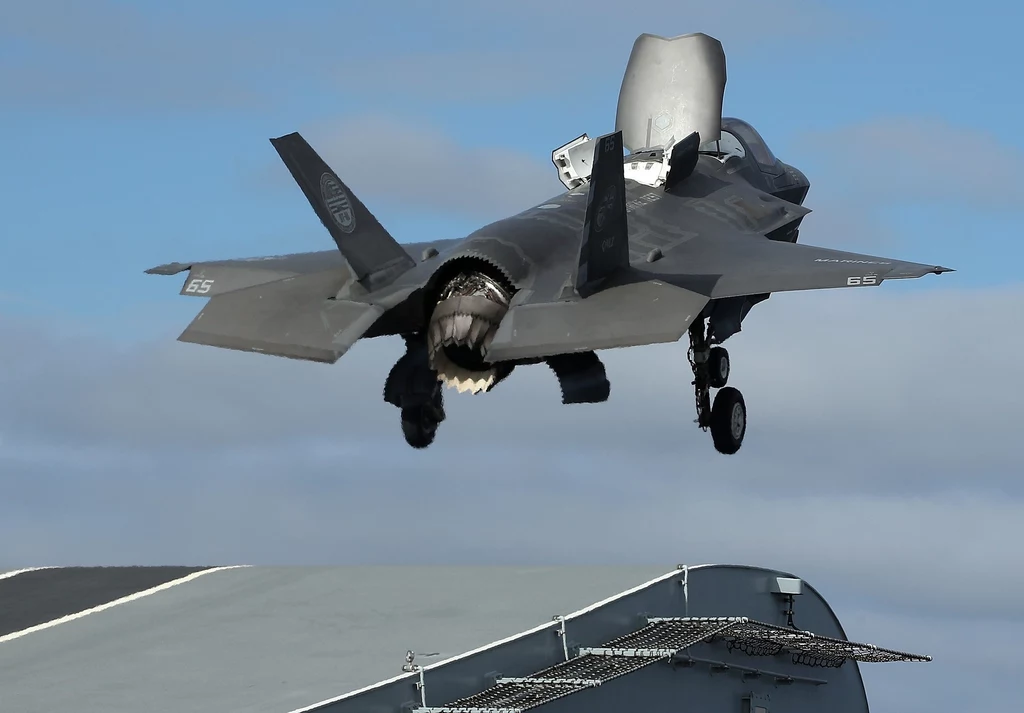 F-35B należący do Royal Navy startuje z pokładu lotniskowca HMS "Queen Elizabeth"