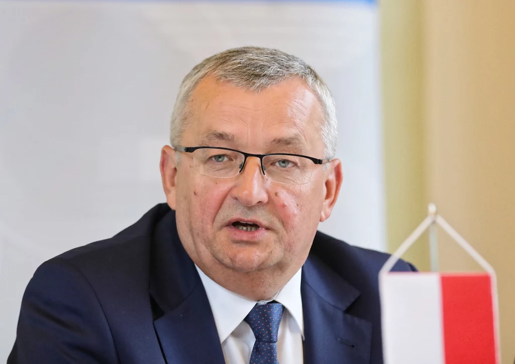 Minister Adamczyk zapewnia, że decyzja nie została jeszcze podjęta