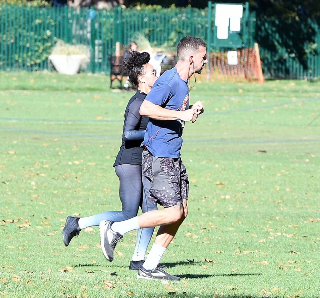 Para wybrała się razem na jogging Para wybrała się razem na jogging