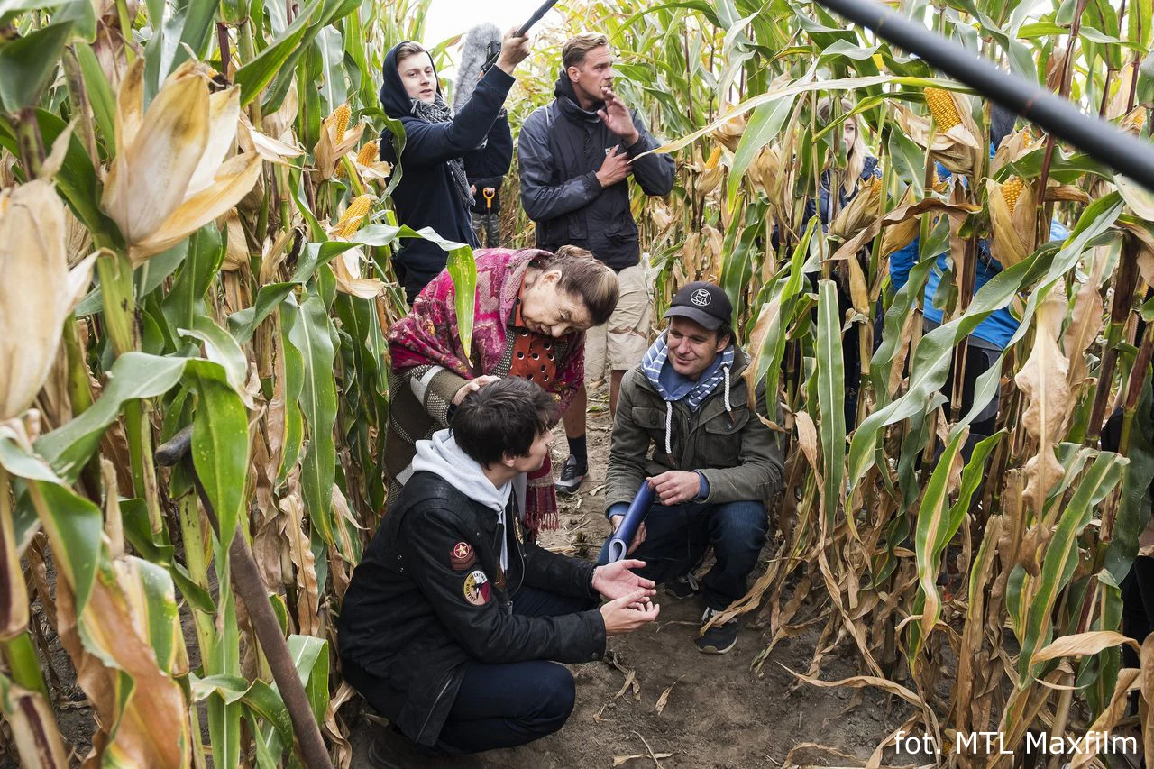 Obok nowych bohaterów, w produkcji  udział weźmie większość aktorów znanych z poprzednich części filmu m.in. Grażyna Błęcka-Kolska, Katarzyna Łaniewska, Ewa Kasprzyk, Zdzisław Wardejn, Paweł Nowisz i Wiktor Zborowski oraz Jerzy Rogalski. Obok Nikodema Rozbickiego i Aleksandry Hamkało do obsady filmu dołączyli: Maciej Zakościelny, który wcieli się w rolę dorosłego Piotrusia Wolańskiego, Anna Mucha, Katarzyna Skrzynecka, Małgorzata Rożniatowska oraz Joanna Jarmołowicz.