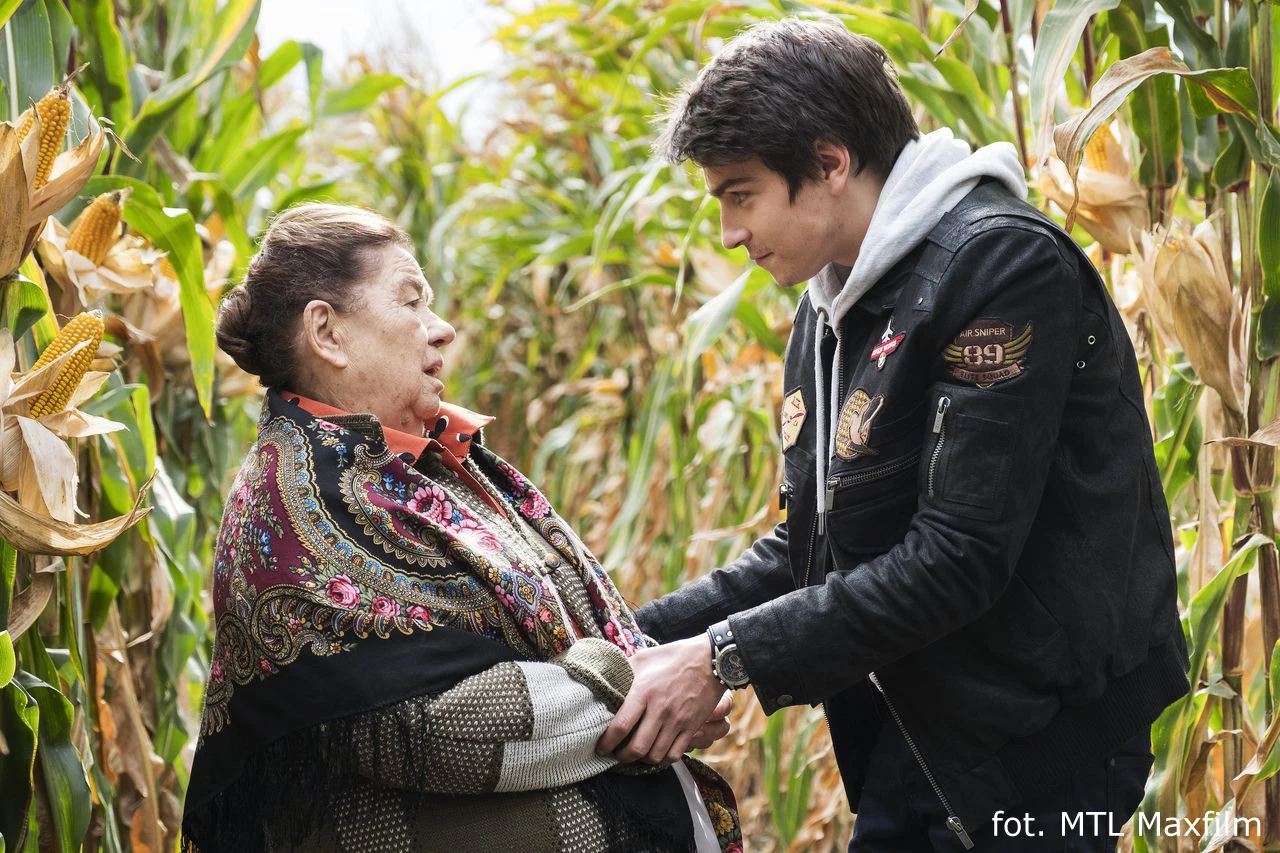 Poznamy także dalsze losy rodziny Wolańskich: docenta Mariana i jego ekscentrycznej żony Barbary, ich niezapomnianego synka, dziś już prawie czterdziestoletniego Piotrusia oraz jego młodszej siostry Agnieszki, w postać której wcieli się znana m.in. z serialu „Na dobre i na złe” Aleksandra Hamkało.