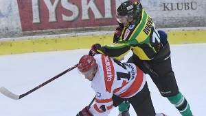 Hokeista Comarch Cracovii Bartosz Dąbkowski (L) oraz Artem Dubinin (P) z JKH GKS Jastrzębie