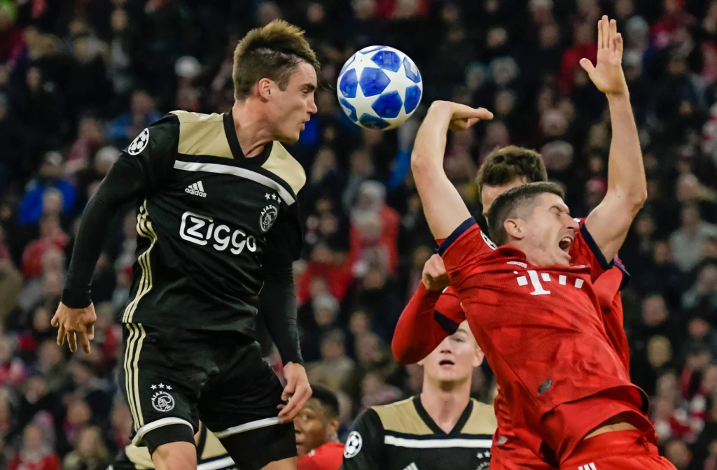 Robert Lewandowski miał ciężką przeprawę z obrońcami Ajaksu Amsterdam Robert Lewandowski miał ciężką przeprawę z obrońcami Ajaksu Amsterdam